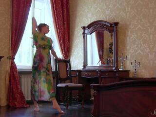 Dlho šaty rys annett admires the zrkadlo a pózy nahé v lôžko!