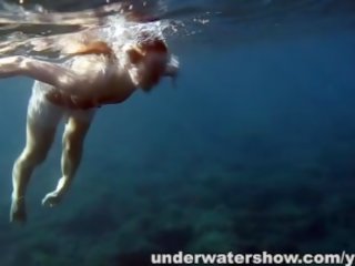 Nastya zwemmen naakt in de zee