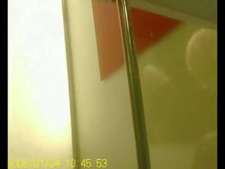 Fönstertittare fångad peeping enligt dörr av dressing rum