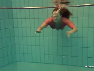 Silvie, un euro giovanissima, showcasing suo nuoto prowess