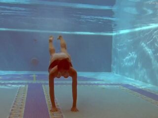 ที่ร้อนแรง รัสเชีย ดาราหนังโป๊ irina แถบ นู้ด ใน การว่ายน้ำ สระว่ายน้ำ