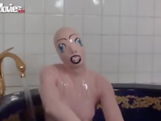 Tanja يأخذ ل حمام في لها اللاتكس جنس دمية زي