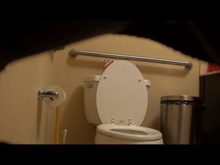 Rasé forme chéri surprit sur toilettes! vidéo