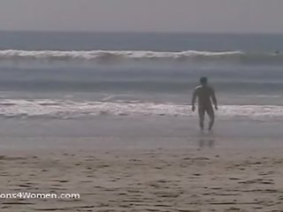 Verklig bekläs kvinnlig naken hane ögonblicken från socal strand