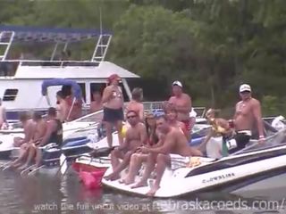 Multe random femei intermitent lor perfect tate pe lake în missouri