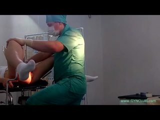 Un joven dama en blanca calcetines en un ginecólogo silla