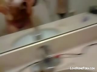 Attractive jong aziatisch masturberen in de badkamer