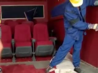 Cutie gëzon këmbë seks kapëse në kinema