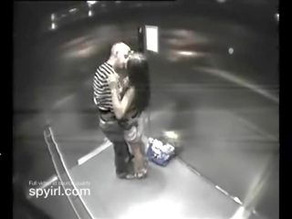 Par å ha kjønn video på hotellet heis få fanget på skjult kamera