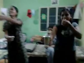 North indisk jenter prøve til drikke øl i deres host