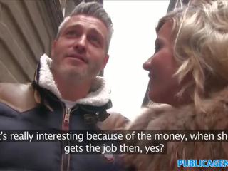 Публичен агент изневяра съпруга с кратко блондинки коса чука за пари в брой