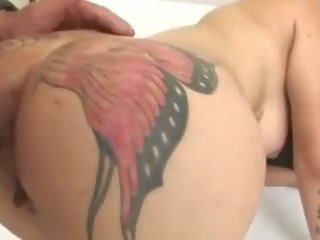 Tatuiruotėmis slattern trunka tai į jos šikna