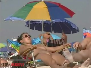 Un suave chavala en un desnuda playa espía cámara espectáculo