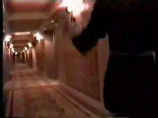 Keamanan menjaga keparat perempuan cabul di hotel hallway