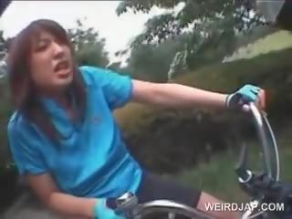 Dospívající japonská holky dildo v prdeli zatímco na koni bikes