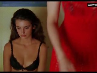 Penelope cruz - a seno nudo adulti video scene, giovanissima signorina attraente - jamon, jamon (1992)