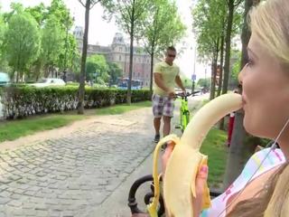 Turist kvinne blir plukket opp og knullet dyp immediately etter spising en banan