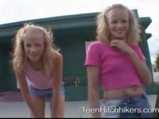 Gigis - trẻ cô gái tóc vàng twin cô gái