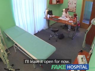 Fakehospital มีเสน่ห์ หัวแดง จะ ทำ สิ่งใด สำหรับ a ป่วย บันทึก ไปยัง ได้รับ ปิด ทำงาน